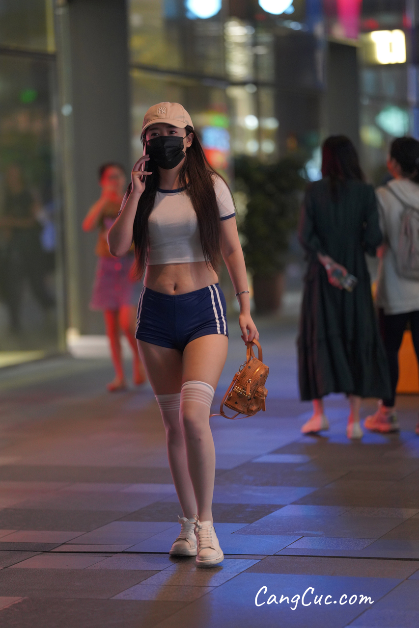 [精选街拍作品] No.3189 蓝色热裤白色中长袜